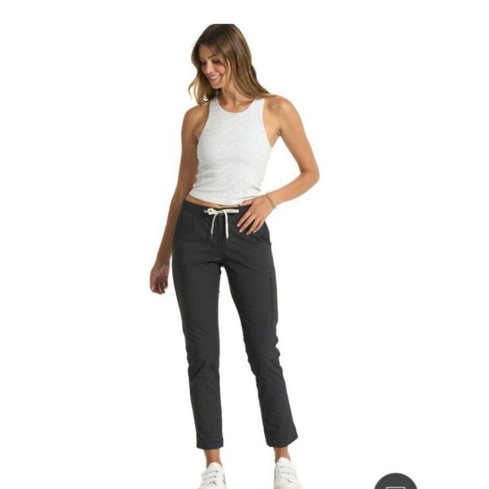 Vuori S Women’s Ripstop Pants in Dark Grey